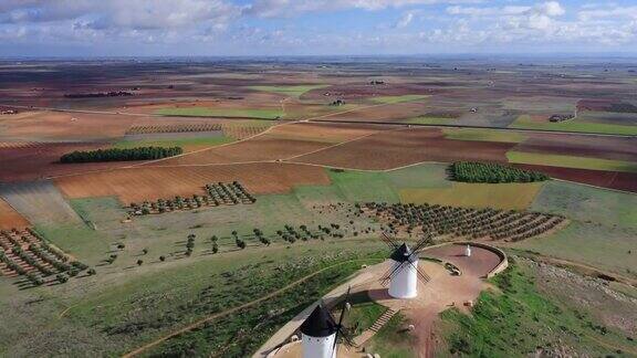 从空中俯瞰卡斯蒂利亚拉曼查的风车和田野