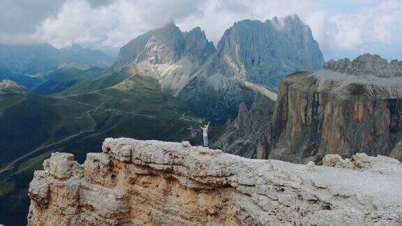 美丽的山景女人站在山顶伸出双手