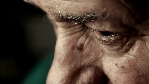 悲伤和沮丧的老人的样子:退休的人孤独的人沮丧的人
