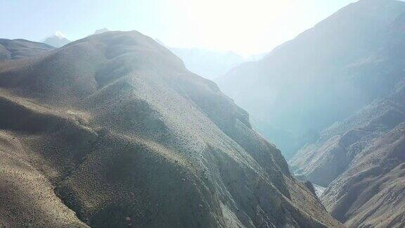尼泊尔喜马拉雅山马南谷贫瘠山坡的全景照片周围几乎没有任何植物、灰尘和干燥的土地安纳普尔纳电路的一部分高山苛刻的条件