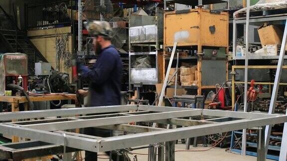 澳大利亚金属工人在工厂焊接
