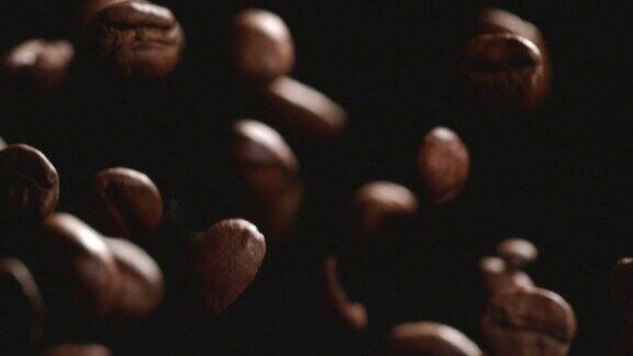 黑色背景下的咖啡豆(超级慢镜头)