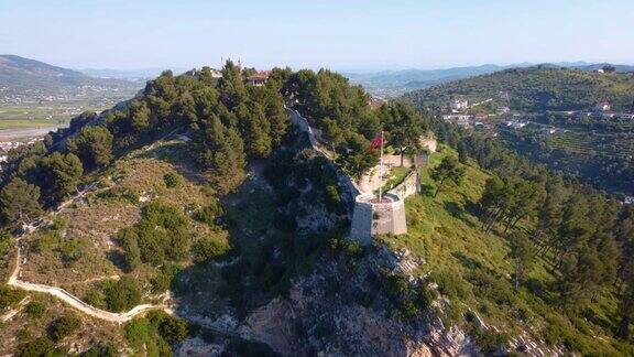 从上面俯瞰贝拉特城堡