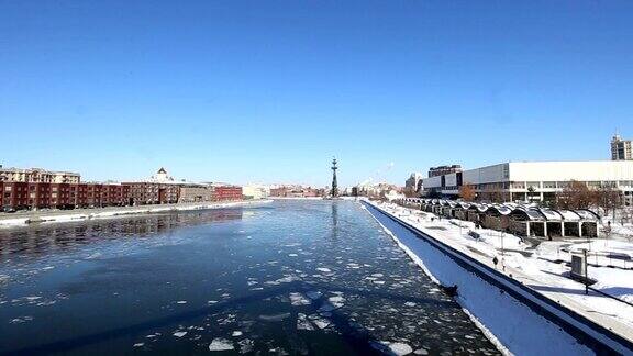莫斯科(莫斯科)河流堤岸和彼得口渴纪念碑俄罗斯(冬季)
