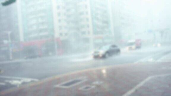 模糊散焦的极端风和雨在台北街头的一个超级台风
