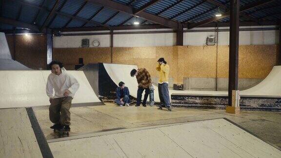日本青少年在滑板公园里玩滑板(慢镜头)