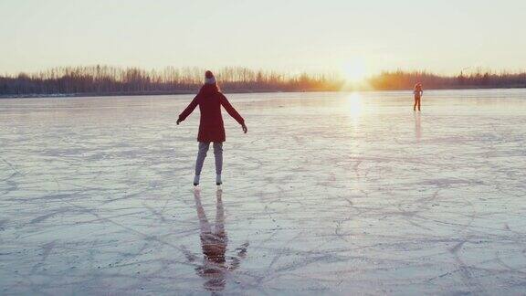 女人在结冰的湖面上滑冰