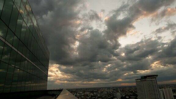 云朵映在现代办公大楼的窗户上