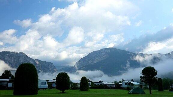 在山谷中露营晨雾和云彩