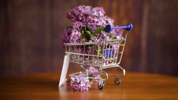购物车里放着一束春天盛开的紫丁香