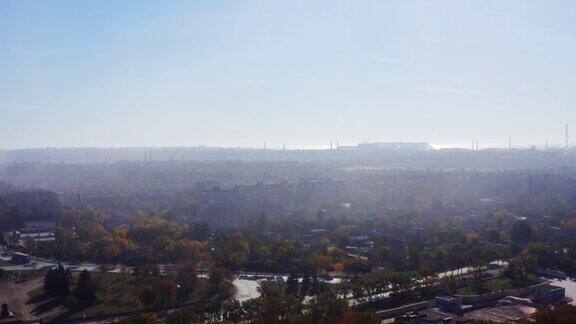 鸟瞰图笼罩在城市居民区上空的烟雾