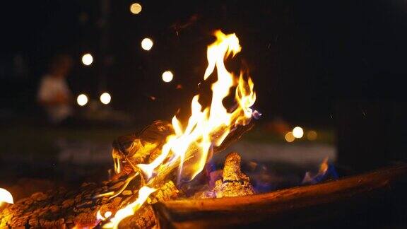 晚上木柴在篝火中燃烧