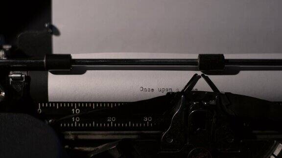从前在一台老式打字机上打字