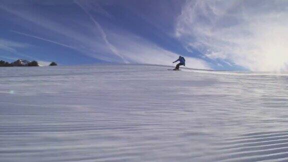 在瑞士阿尔卑斯山的斜坡上滑雪的专业滑雪者伸开双手框架滑雪