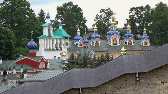 夏天在俄罗斯的普斯科夫洞穴修道院