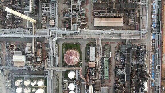日落在石油原油业务工厂和天然气工业业务无人机拍摄炼油设备炼油厂的工业管道特写大型炼油厂的石油管道阀门的细节