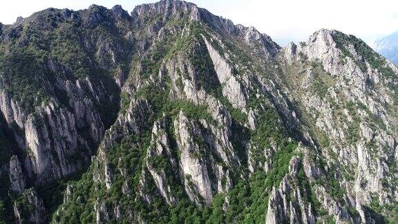 夏季意大利北部阿尔卑斯山的鸟瞰图