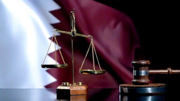 平衡和木槌与卡塔尔国旗