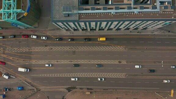 鸟瞰图多车道公路与箭头符号城市汽车在路上超速行驶