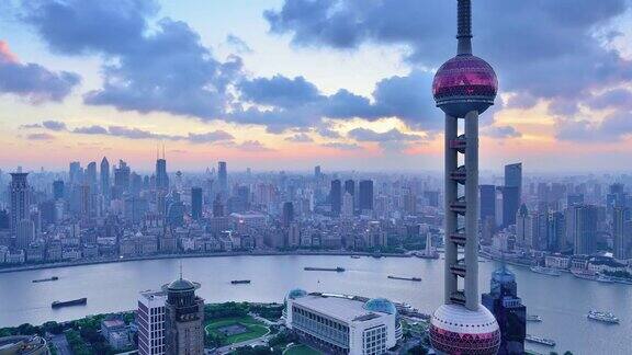 4K:中国上海的东方明珠和外滩