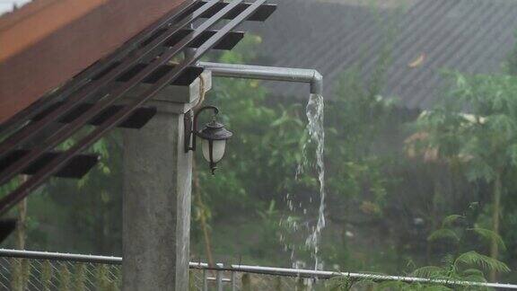 雨水沟大雨倾盆