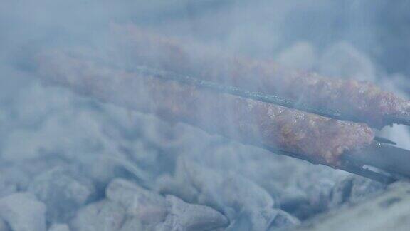 传统的土耳其阿达纳烤肉串带烟的土耳其烤肉串