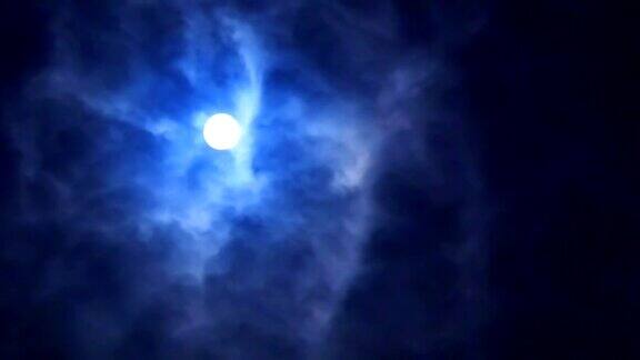 满月照在流动的神秘薄云上