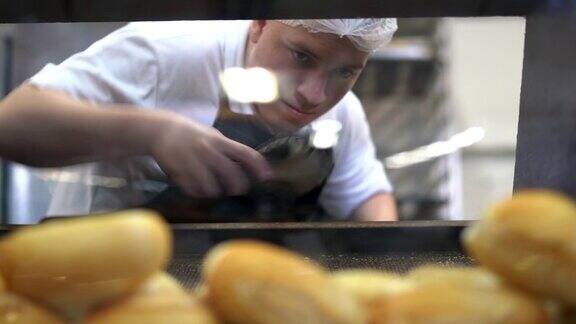 面包师在面包房采摘新鲜面包