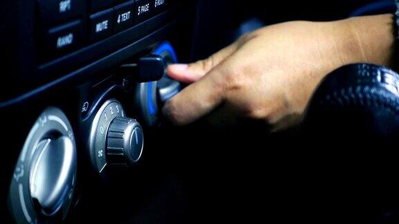 特写的女性手调节按钮控制空调在车辆的仪表盘Slowmotion拍摄