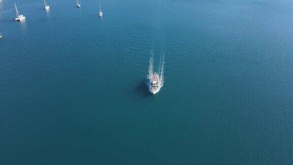 无人机跟踪豪华游艇在蓝色海洋巡航的视频