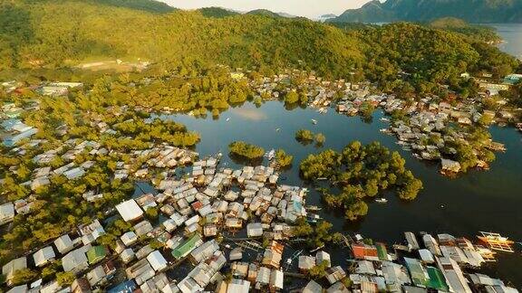 鸟瞰科伦市与贫民窟和贫困地区巴拉望省Busuanga岛傍晚时间和日落