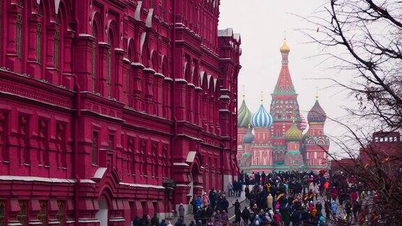 在俄罗斯莫斯科新年的白天红场上人头攒动