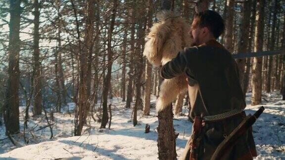 中世纪的战士在冬天的森林里为战争做准备