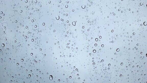 水珠顺着玻璃流下雨天的天气令人放松的背景