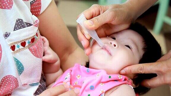 可爱的新生儿轮状疫苗滴注