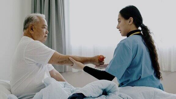 护士给予老年举重工人支持