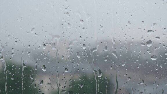 大雨中潮湿窗户的特写玻璃上的雨滴4k视频