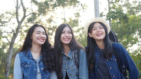 三个亚洲年轻女人一起旅行享受快乐旅游度假、自由度假、时尚生活理念