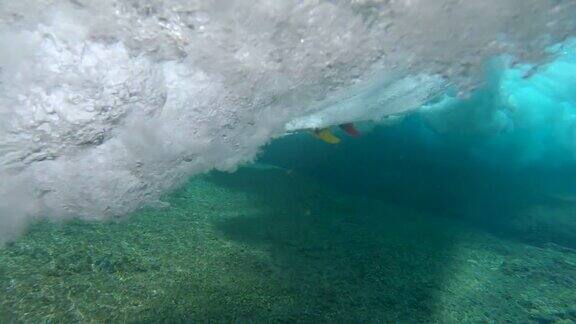 水下:适合年轻的女人在暑假冲浪一个水晶清晰桶波
