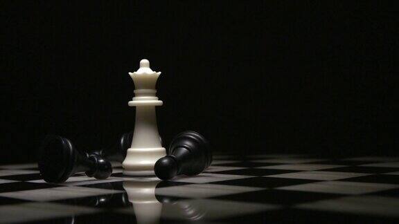国际象棋皇后的棋子被倒下的黑兵包围