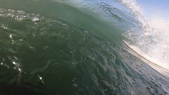 冲浪鸭子在波下潜水