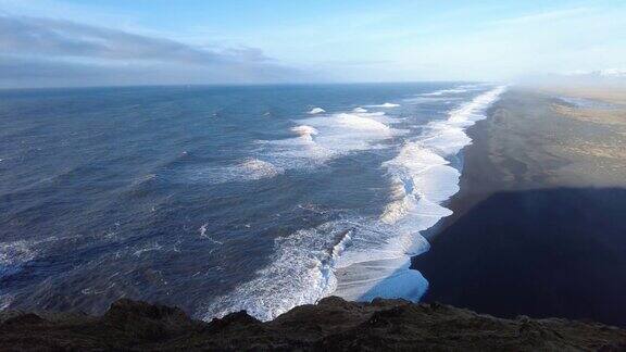 从Dyrholaey海角看到的Kirkjufjara黑沙滩维克·米达尔村冰岛南部