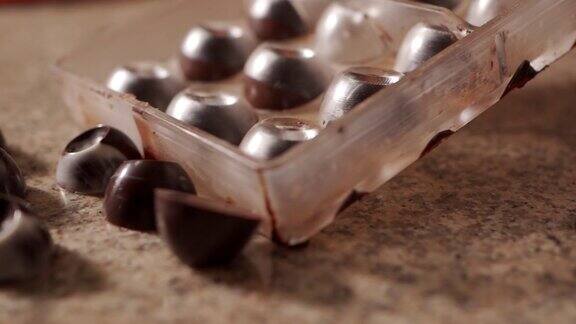 满满一桌巧克力果仁糖