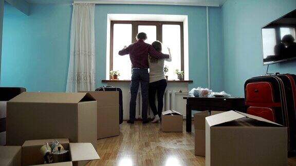 一对年轻夫妇为了搬到新公寓把东西收集在一个盒子里