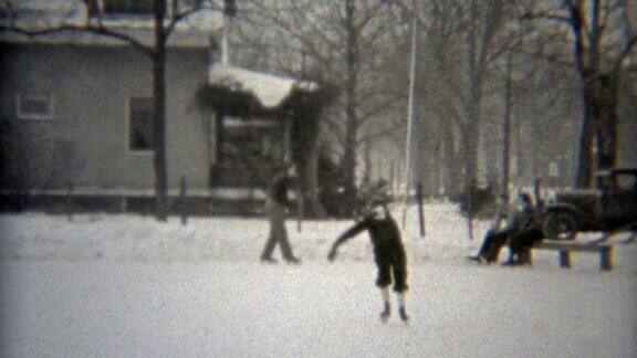 1938年:爷爷在当地临时搭建的溜冰场上炫耀滑冰技巧