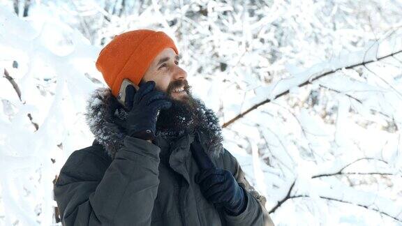 一个男人在冬日下雪天打电话