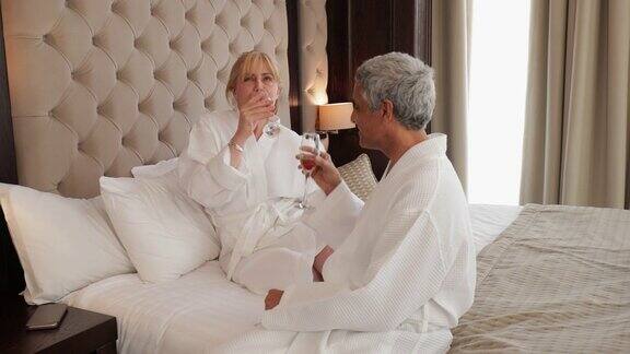 成熟的夫妇在酒店房间放松