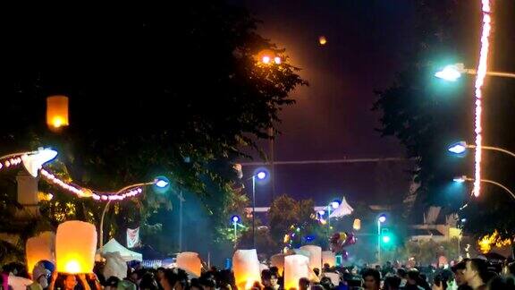 在泰国城市装饰着照明灯笼的风景道路上的夜间交通