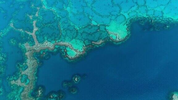 美丽的抽象图案设计在法属波利尼西亚的蓝绿色泻湖-无人机鸟瞰图