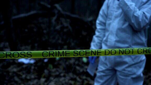 树林里的犯罪现场谋杀现场法医收集证据